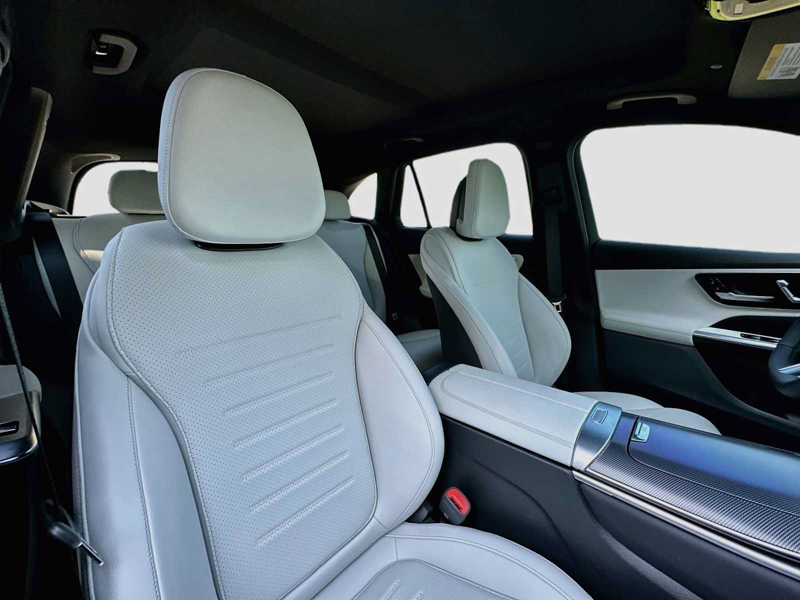 Used 2025 Mercedes-Benz GLC 300 4MATIC image 29