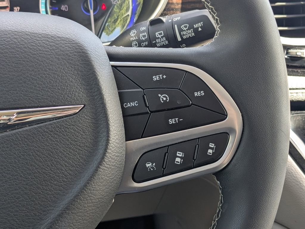 Used 2023 Chrysler Pacifica Limited image 25