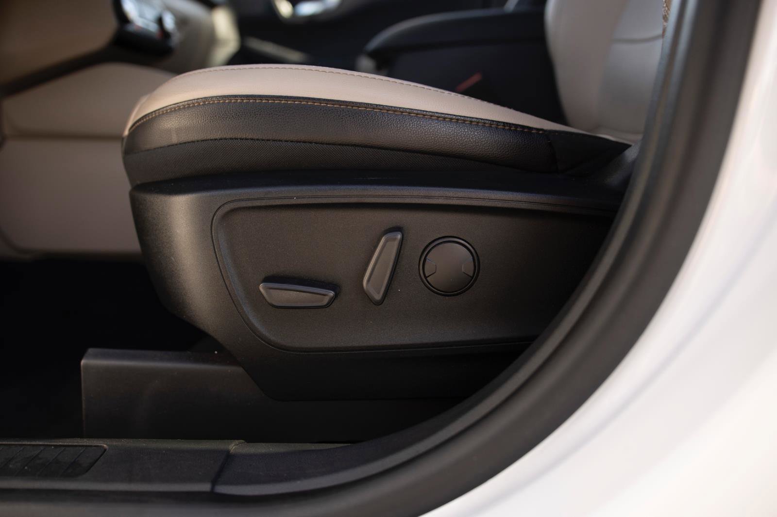 Used 2020 Ford Escape Titanium image 13