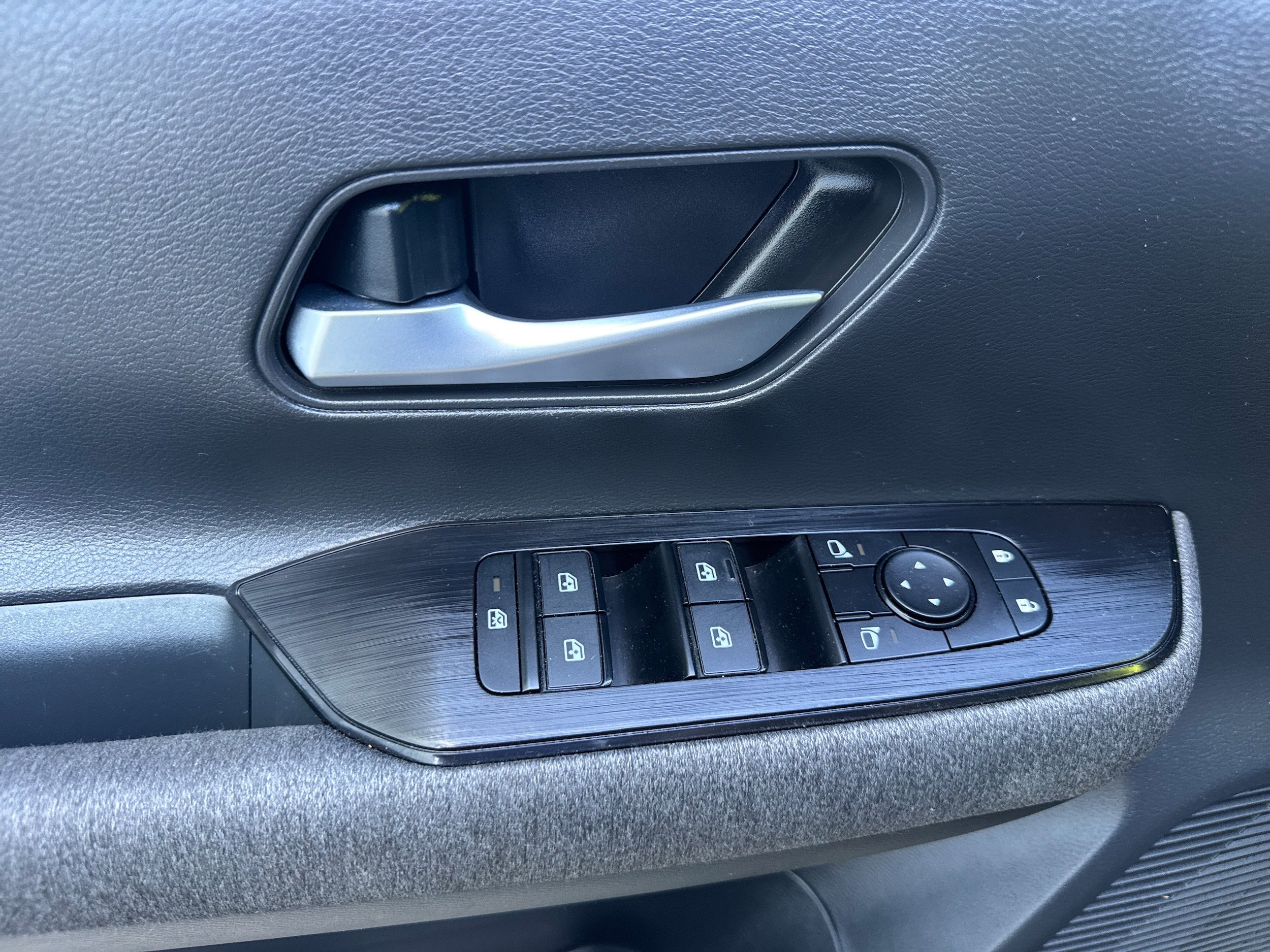 Used 2025 Nissan Kicks SV FWD image 7