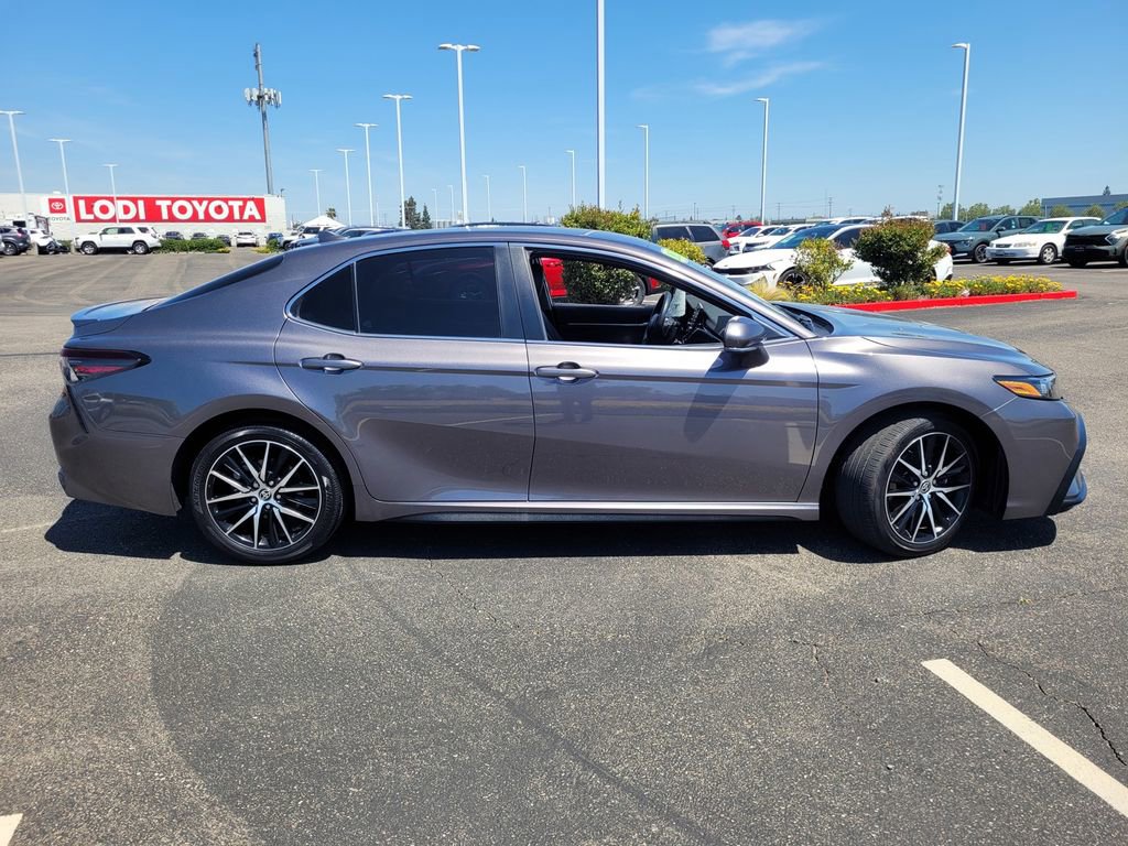 Used 2023 Toyota Camry SE image 3