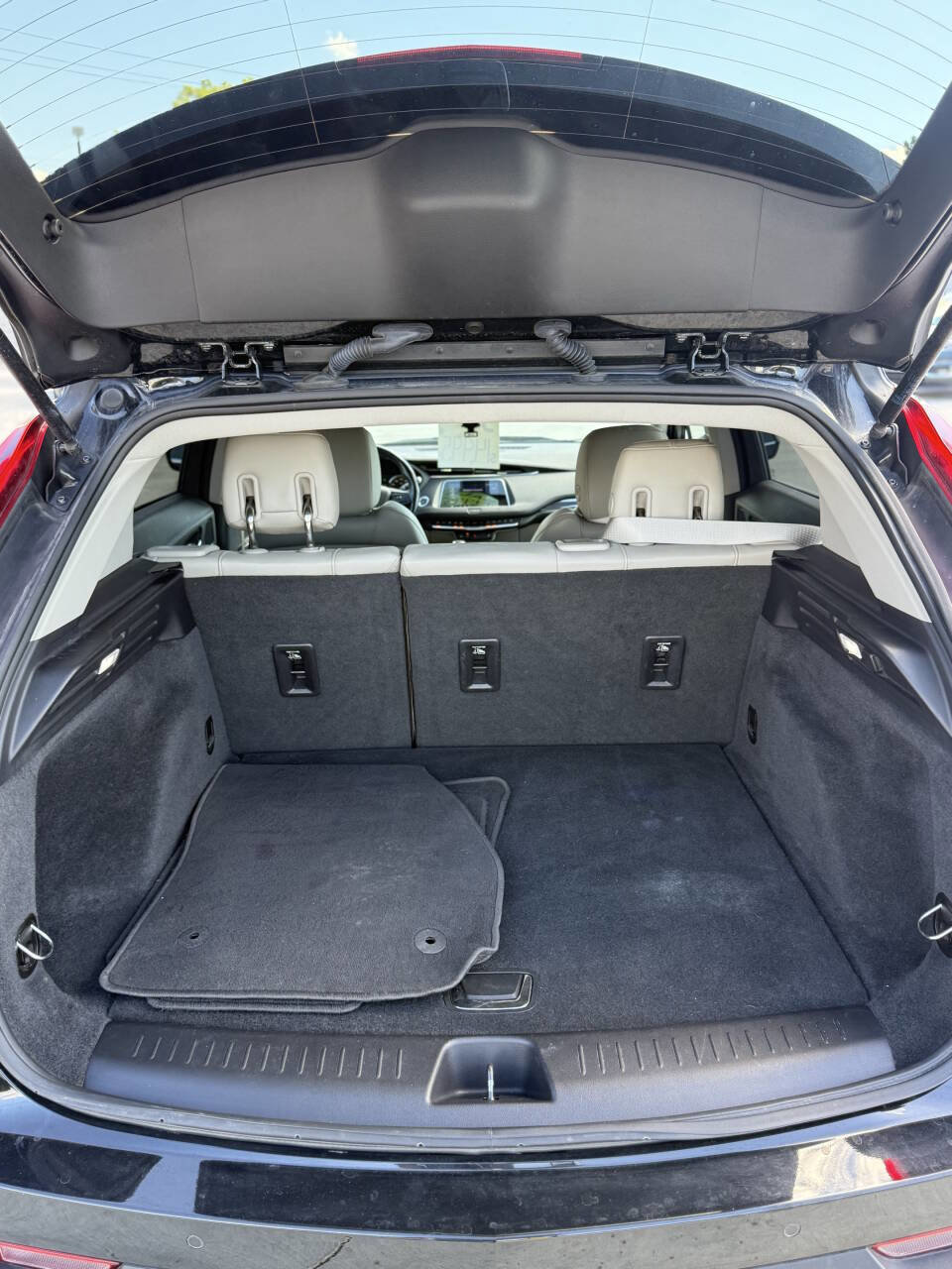 Used 2019 Cadillac XT4 Luxury w/ Cold Weather Package image 10