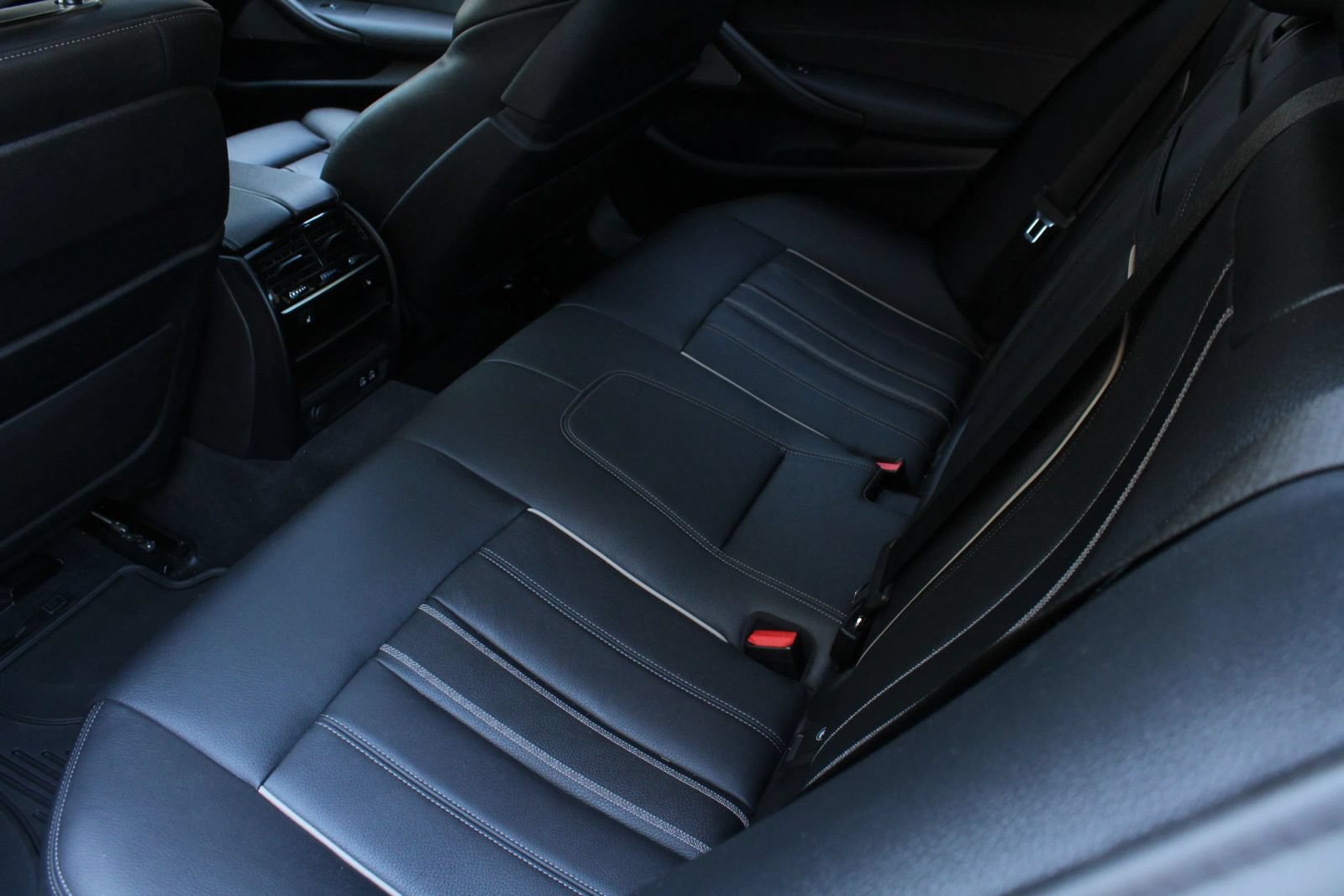 Used 2020 BMW M550i xDrive w/ Executive Package AWD/4WD image 19