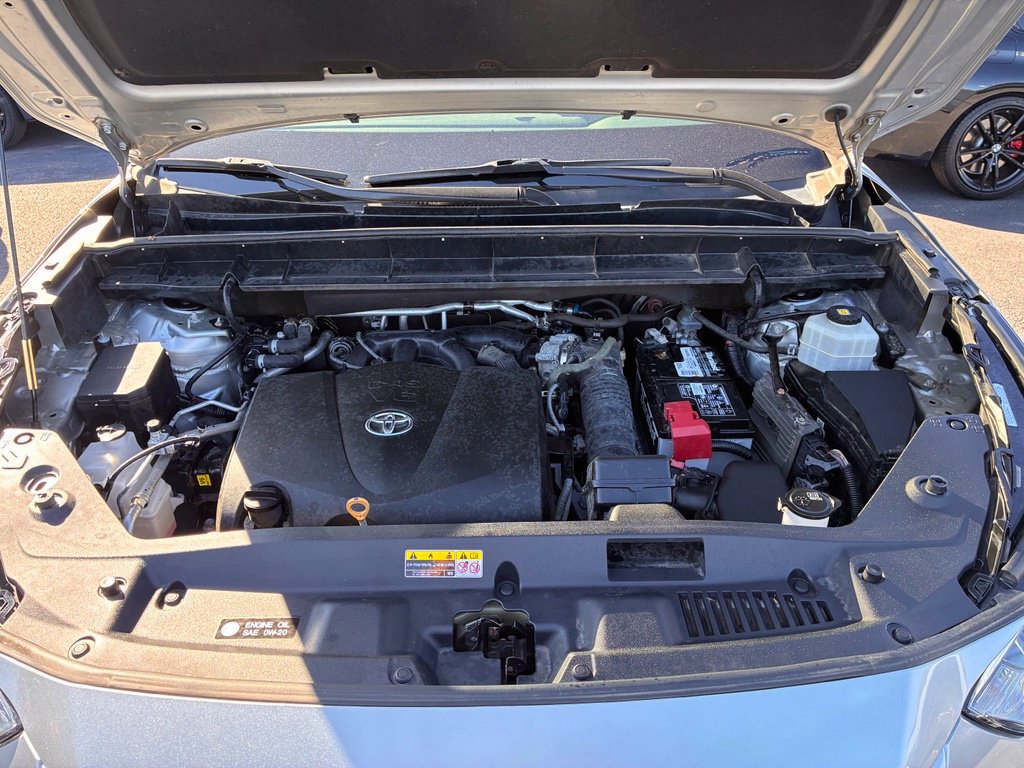 Used 2021 Toyota Highlander XLE AWD/4WD image 9