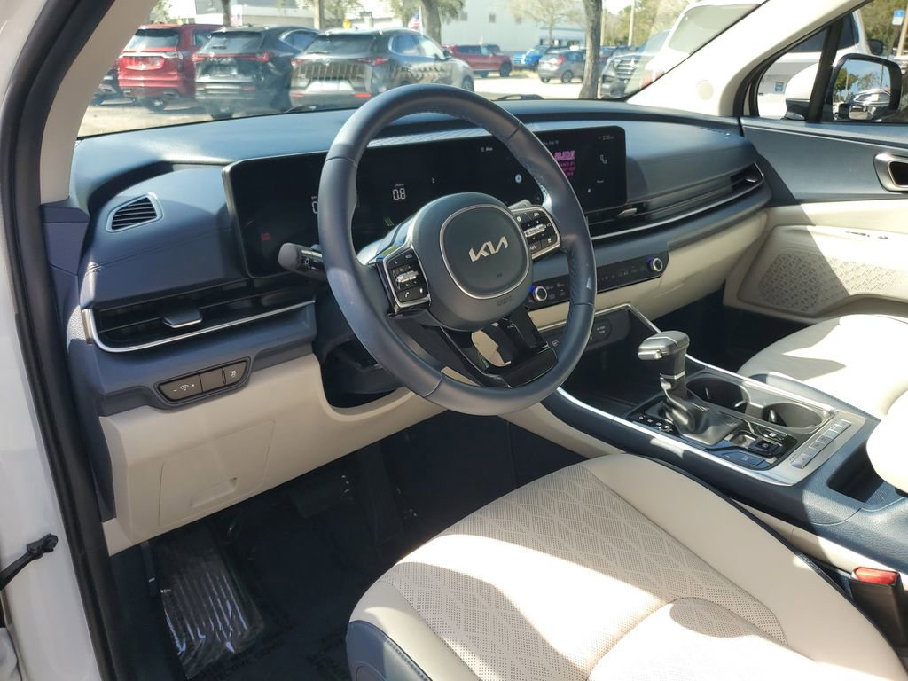 Used 2025 Kia Carnival EX image 17