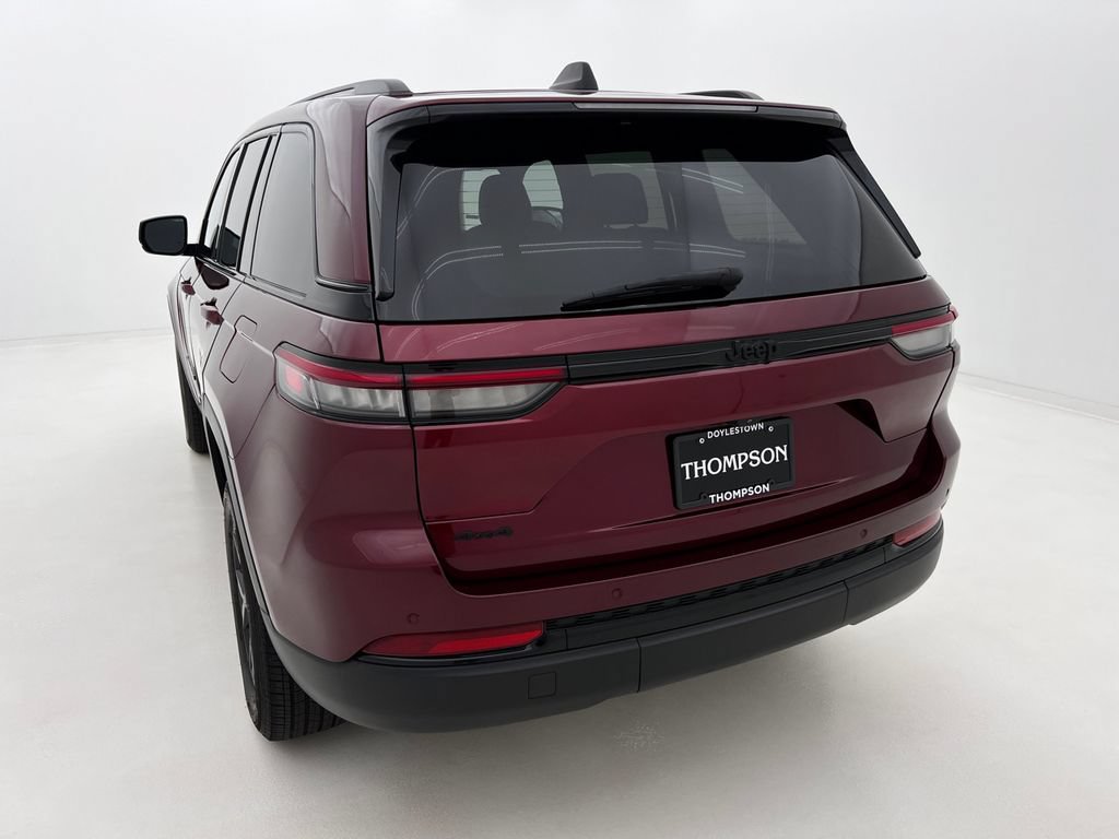 Used 2025 Jeep Grand Cherokee Altitude AWD/4WD image 8