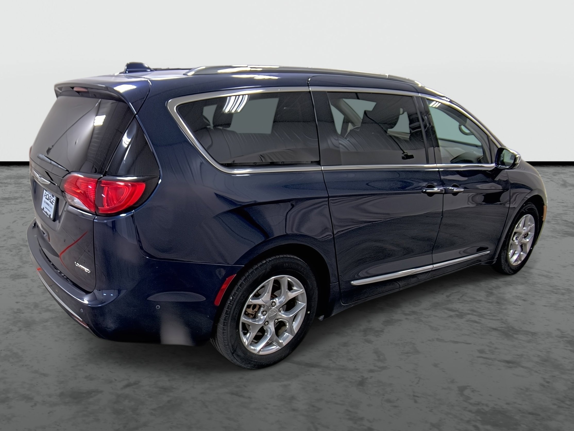 Used 2017 Chrysler Pacifica Limited w/ UConnect Theater Package image 4