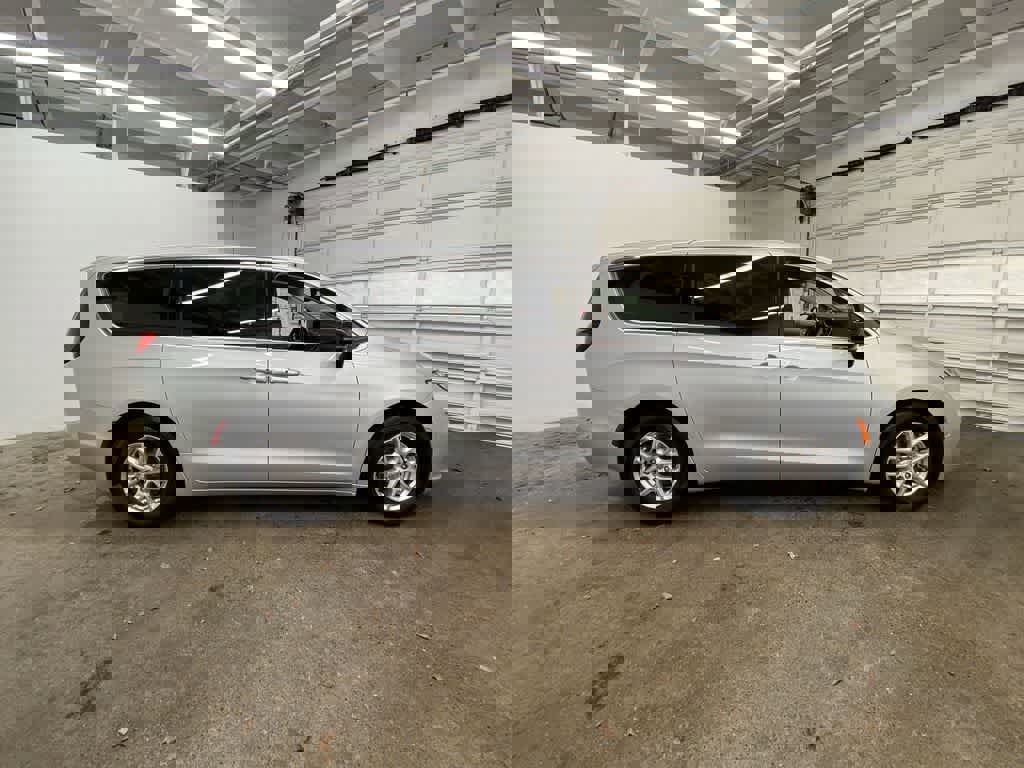 Used 2024 Chrysler Pacifica Touring-L image 7