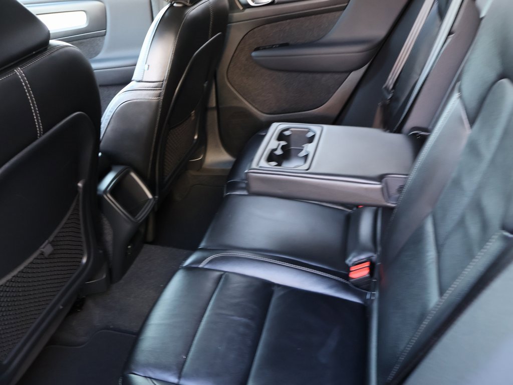 Used 2022 Volvo XC40 T5 Momentum image 17