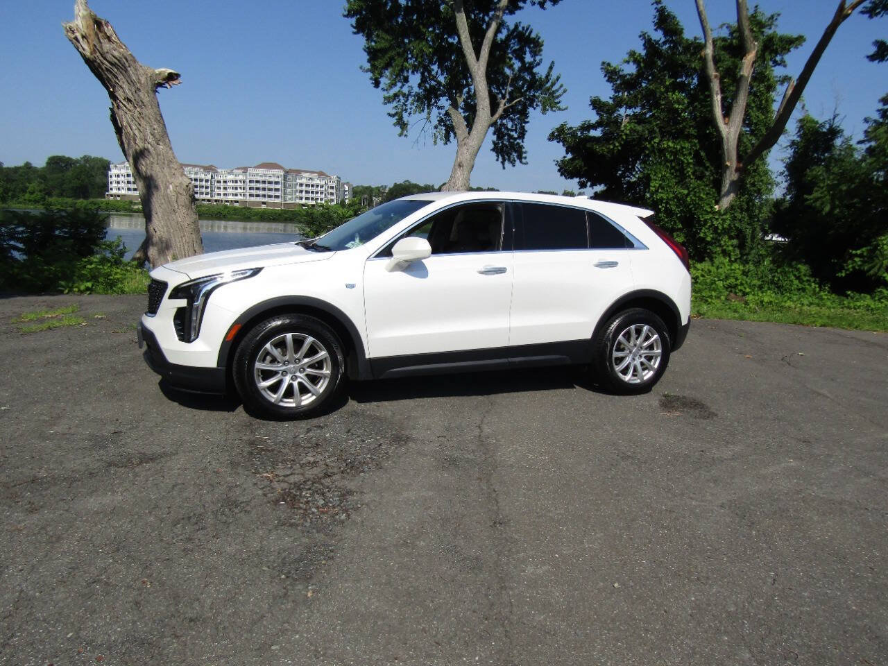Used 2019 Cadillac XT4 Luxury AWD/4WD image 2