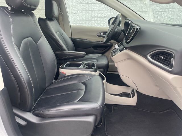 Used 2024 Chrysler Pacifica Touring-L image 16
