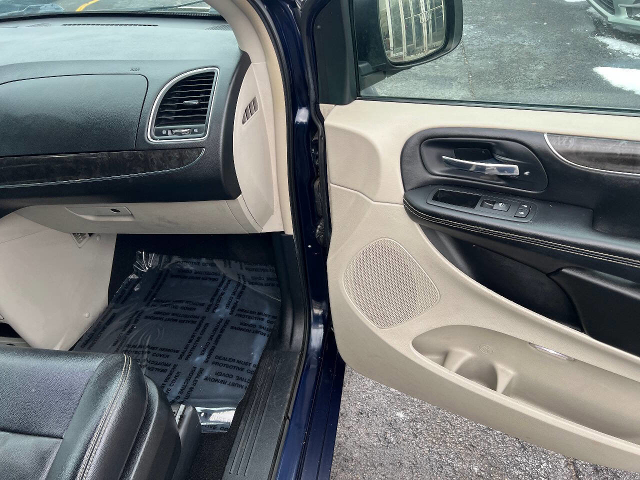 Used 2015 Chrysler Town & Country Touring w/ Driver Convenience Group image 32