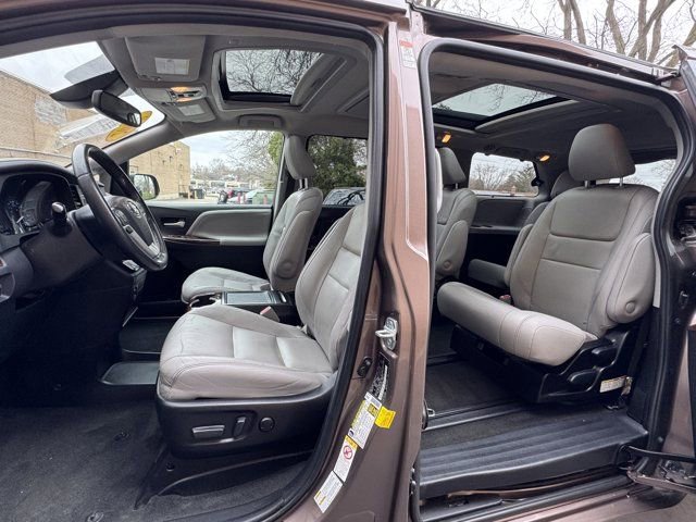 Used 2019 Toyota Sienna Limited Premium image 34