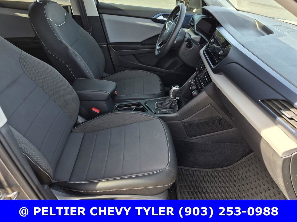 Used 2023 Volkswagen Taos SE w/ Black Wheel Package image 11