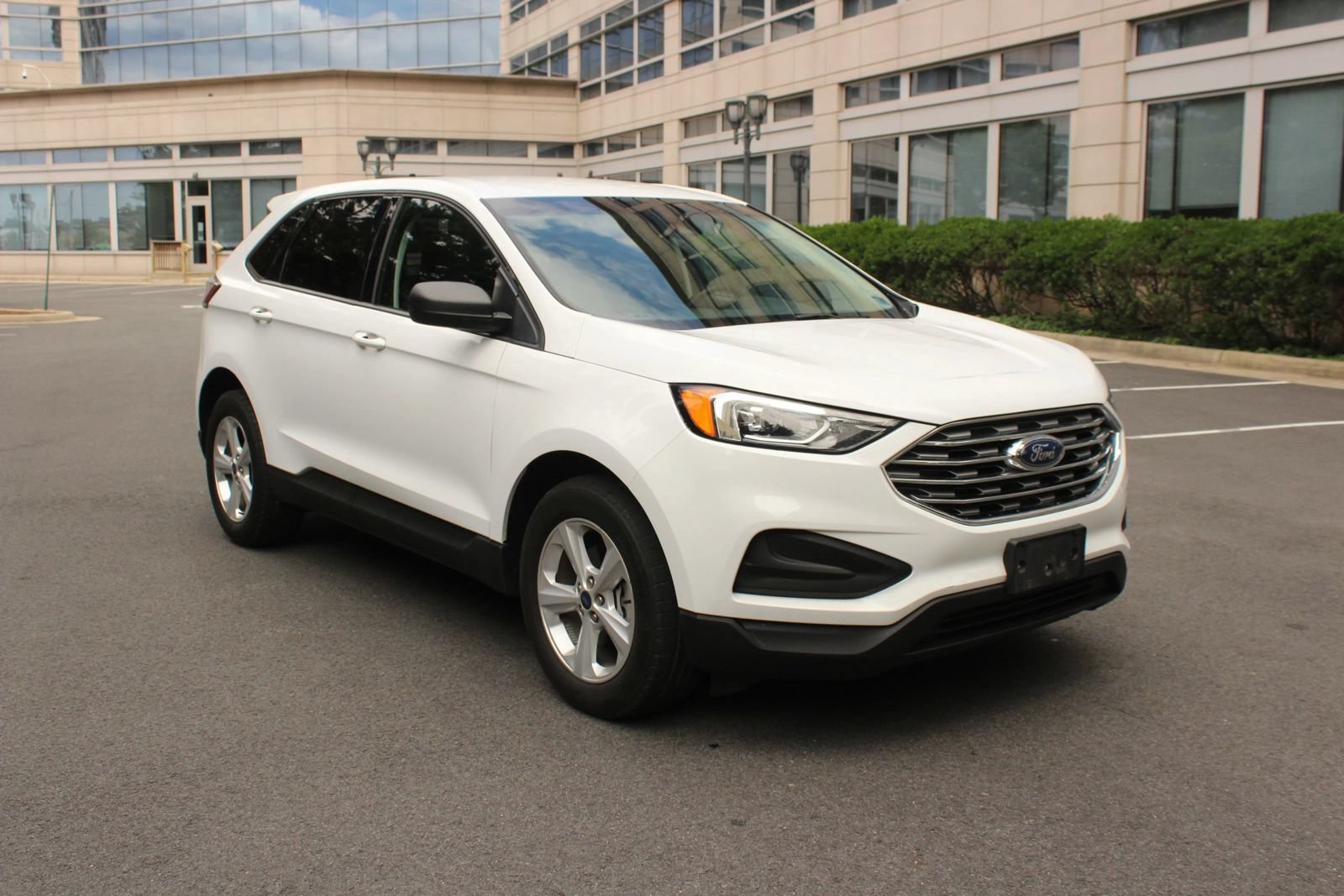 Used 2020 Ford Edge SE FWD image 1