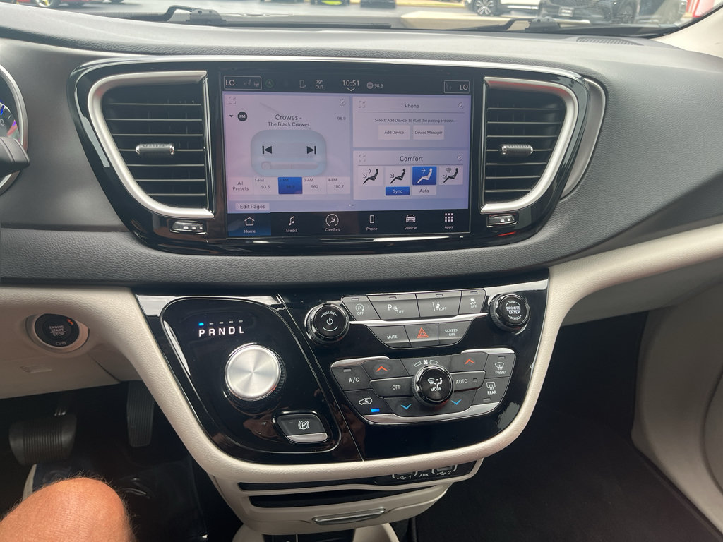 Used 2024 Chrysler Pacifica Touring-L FWD image 19