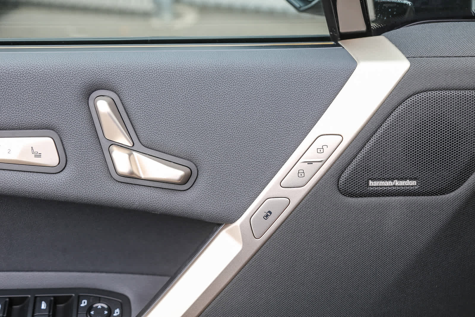 Used 2025 BMW iX xDrive50 w/ Premium Package image 18