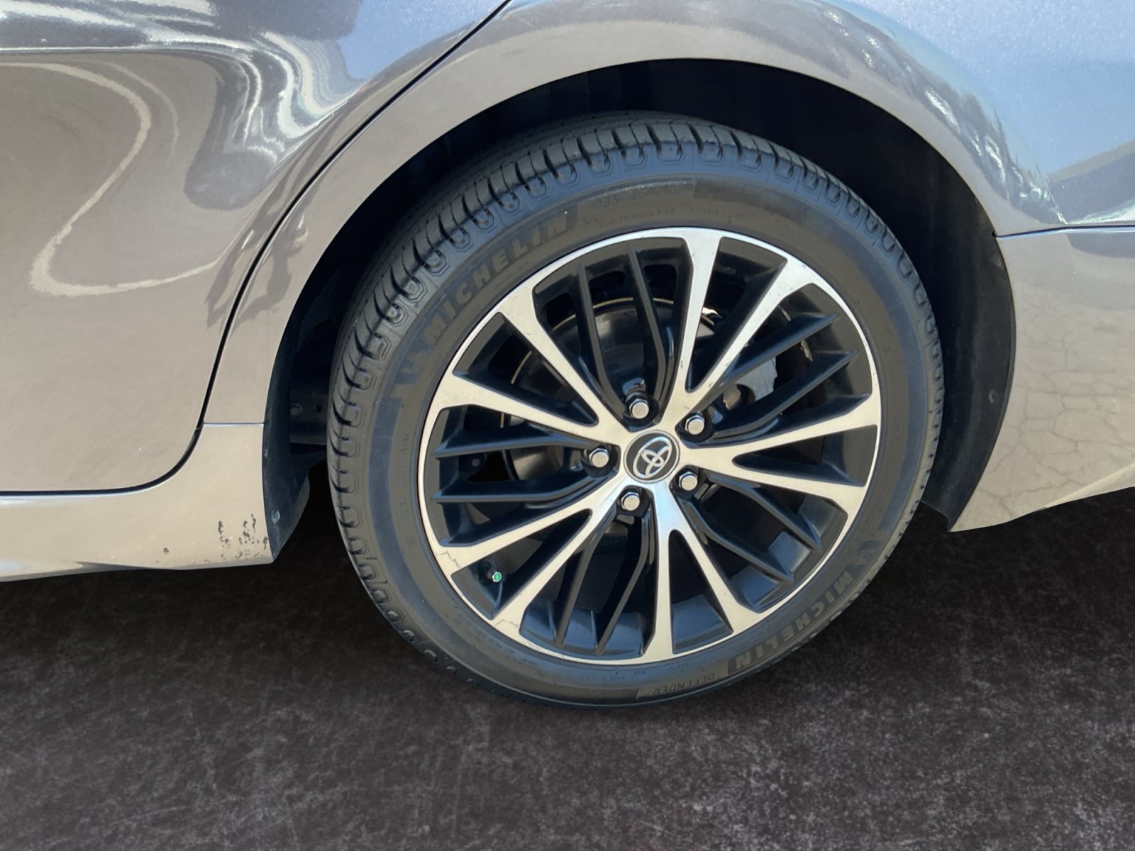 Used 2020 Toyota Camry SE w/ Carpet Mat Package FWD image 9
