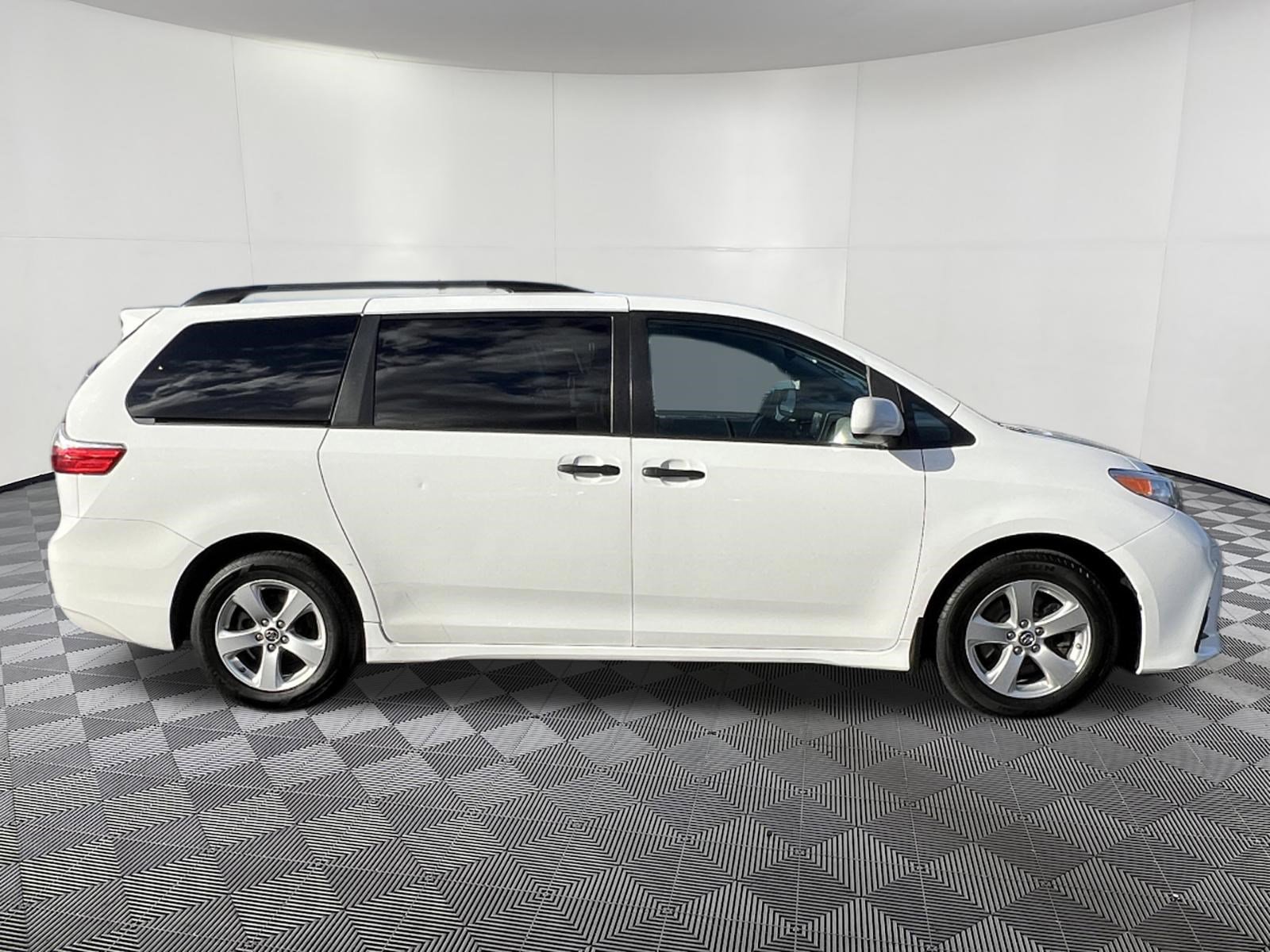 Used 2020 Toyota Sienna L FWD image 7