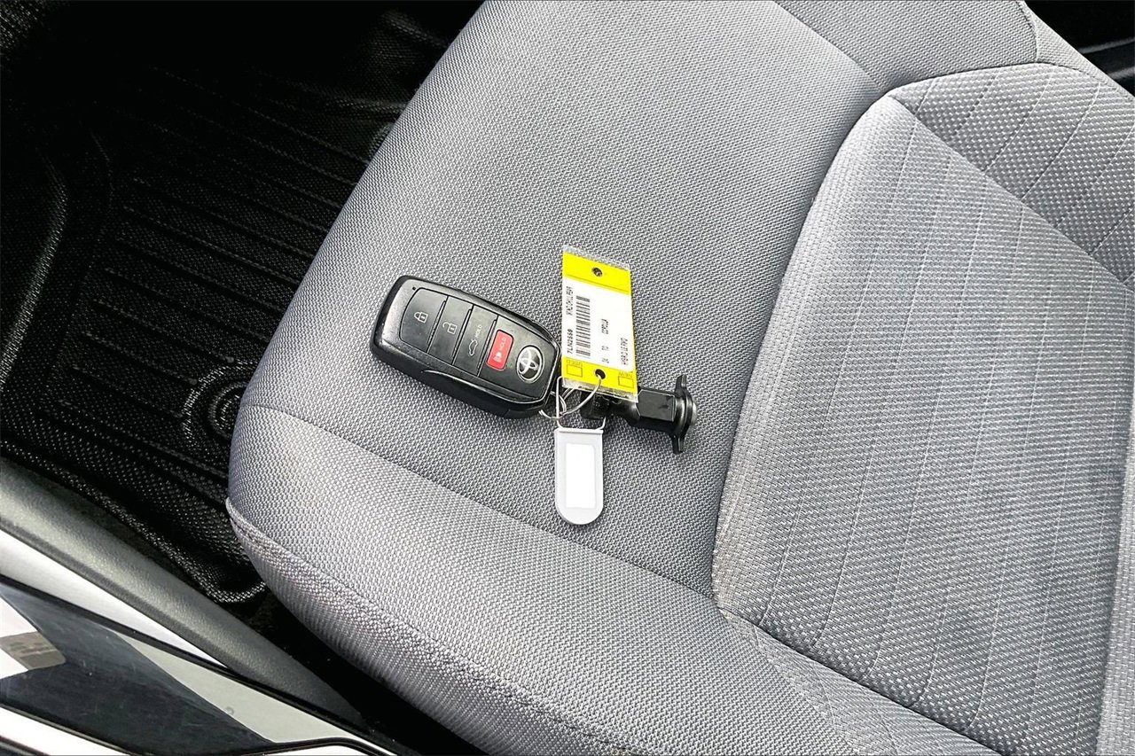 Used 2024 Toyota Corolla LE image 29
