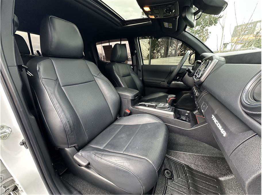 Used 2023 Toyota Tacoma TRD Off-Road w/ TRD Premium Off Road Package image 4