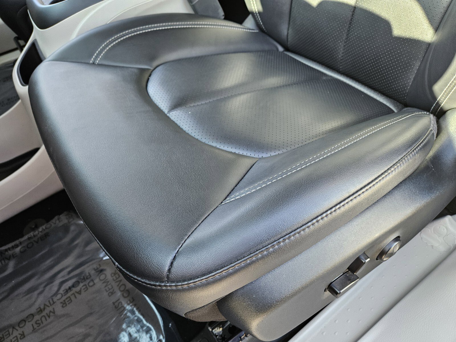 Used 2024 Chrysler Pacifica Touring-L FWD image 8