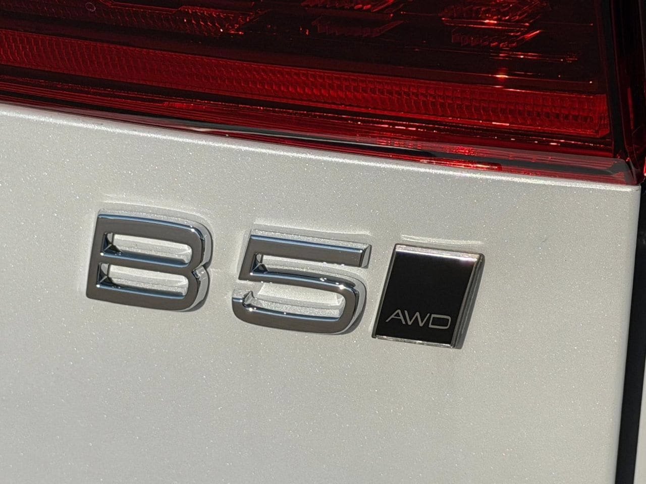 New 2027 Volvo XC60 B5 Plus AWD/4WD image 7