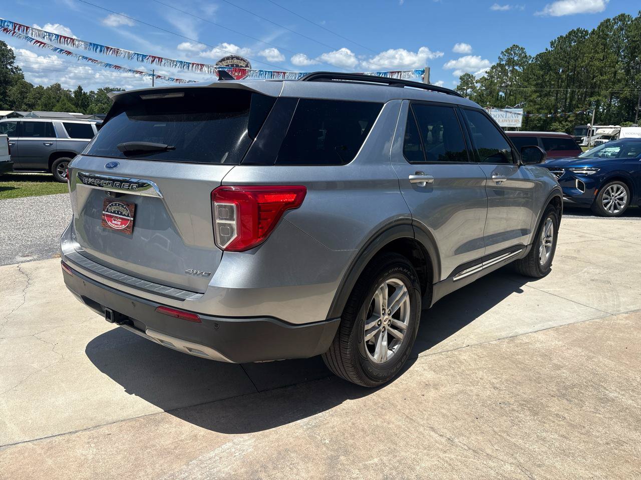 Used 2023 Ford Explorer XLT AWD/4WD image 5