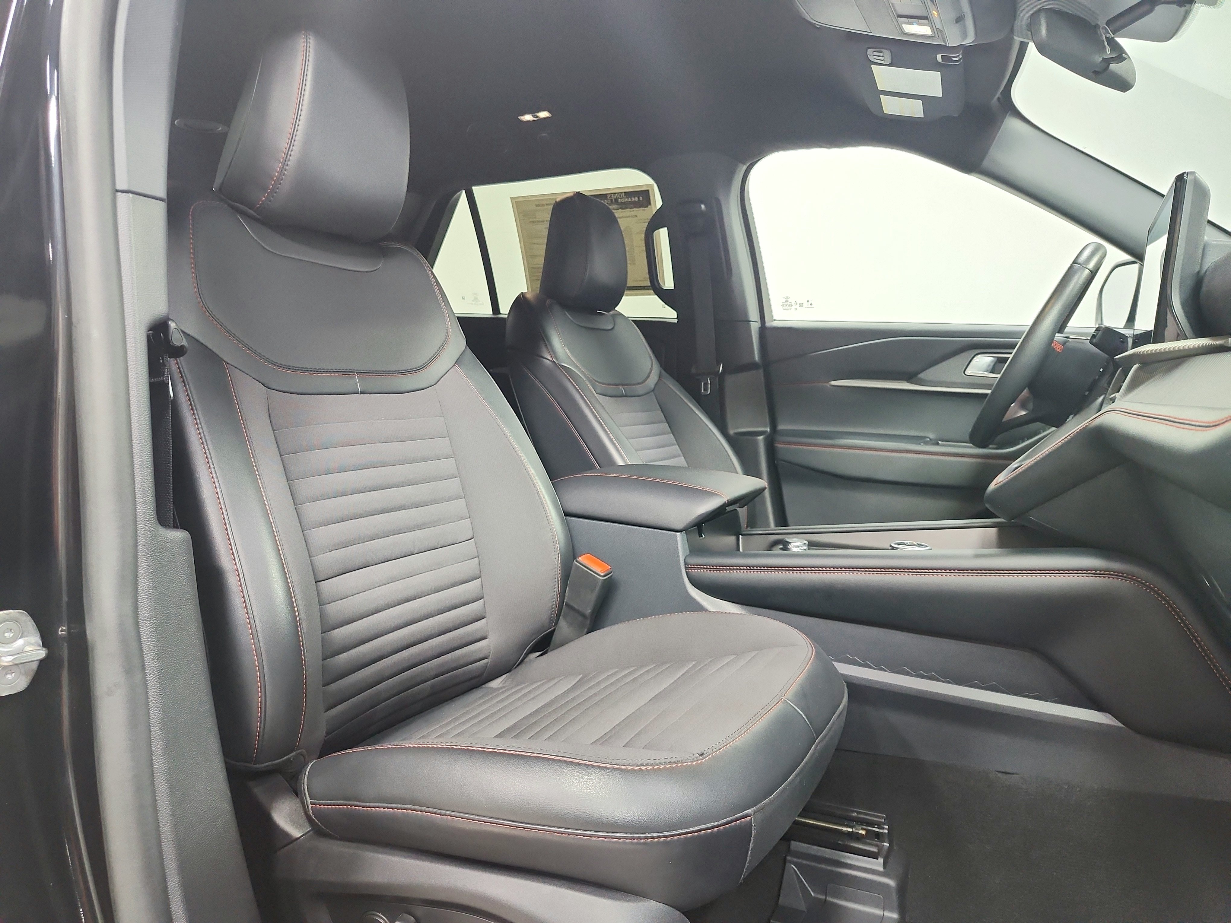 Used 2025 Ford Explorer ST-Line w/ ST-Line Street Pack AWD/4WD image 37