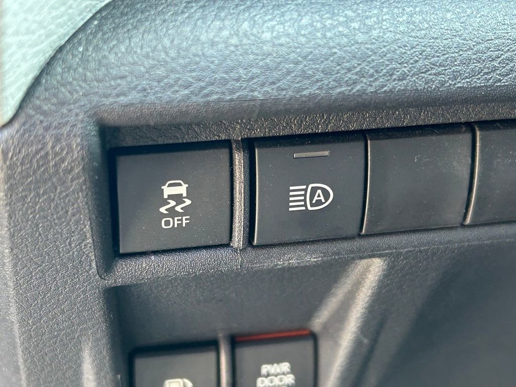 Used 2025 Toyota Sienna XLE image 29