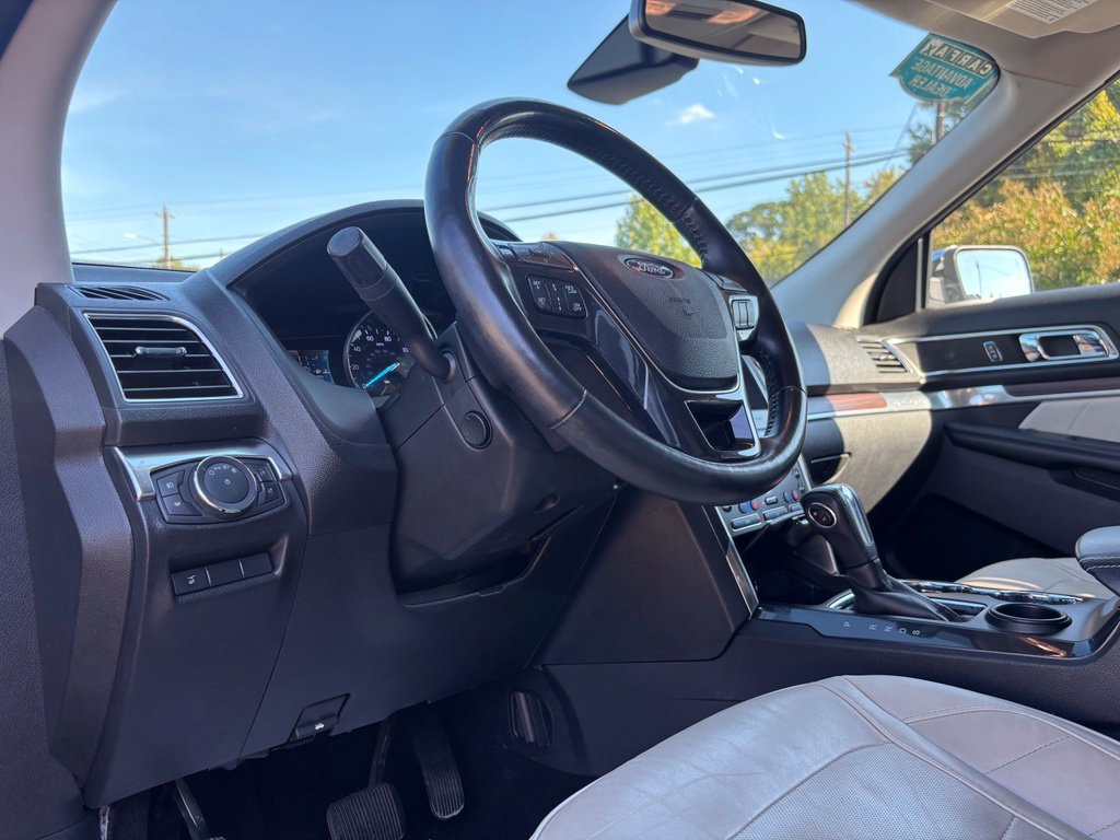 Used 2019 Ford Explorer Limited w/ Limited Luxury Package FWD image 19