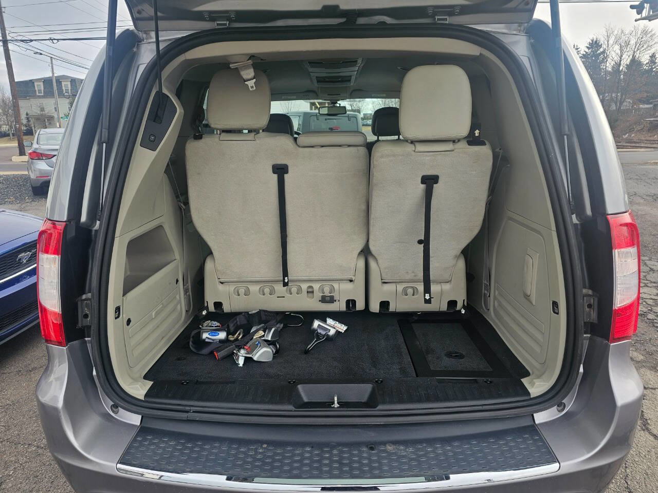 Used 2014 Chrysler Town & Country Touring-L w/ Driver Convenience Group image 14