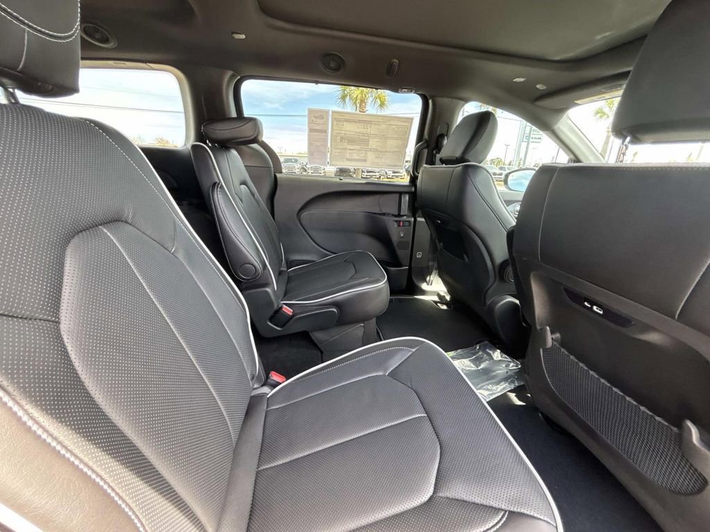 New 2026 Chrysler Pacifica Limited FWD image 13