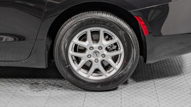 Used 2023 Chrysler Voyager LX image 35