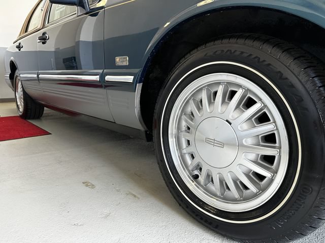 Used 1997 Lincoln Town Car Signature RWD image 10