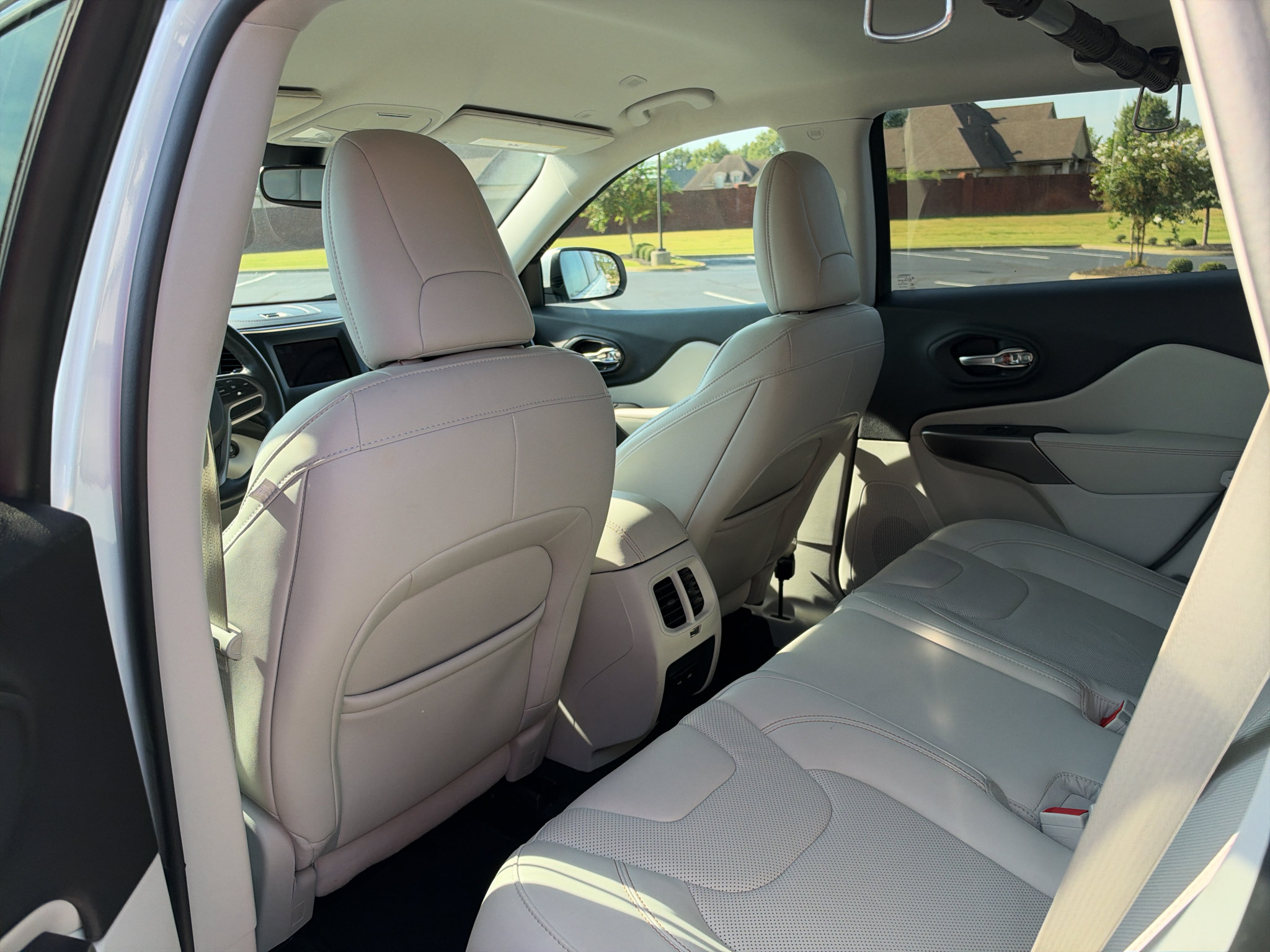 Used 2020 Jeep Cherokee Latitude Lux w/ Quick Order Package 2YH Lux FWD image 14