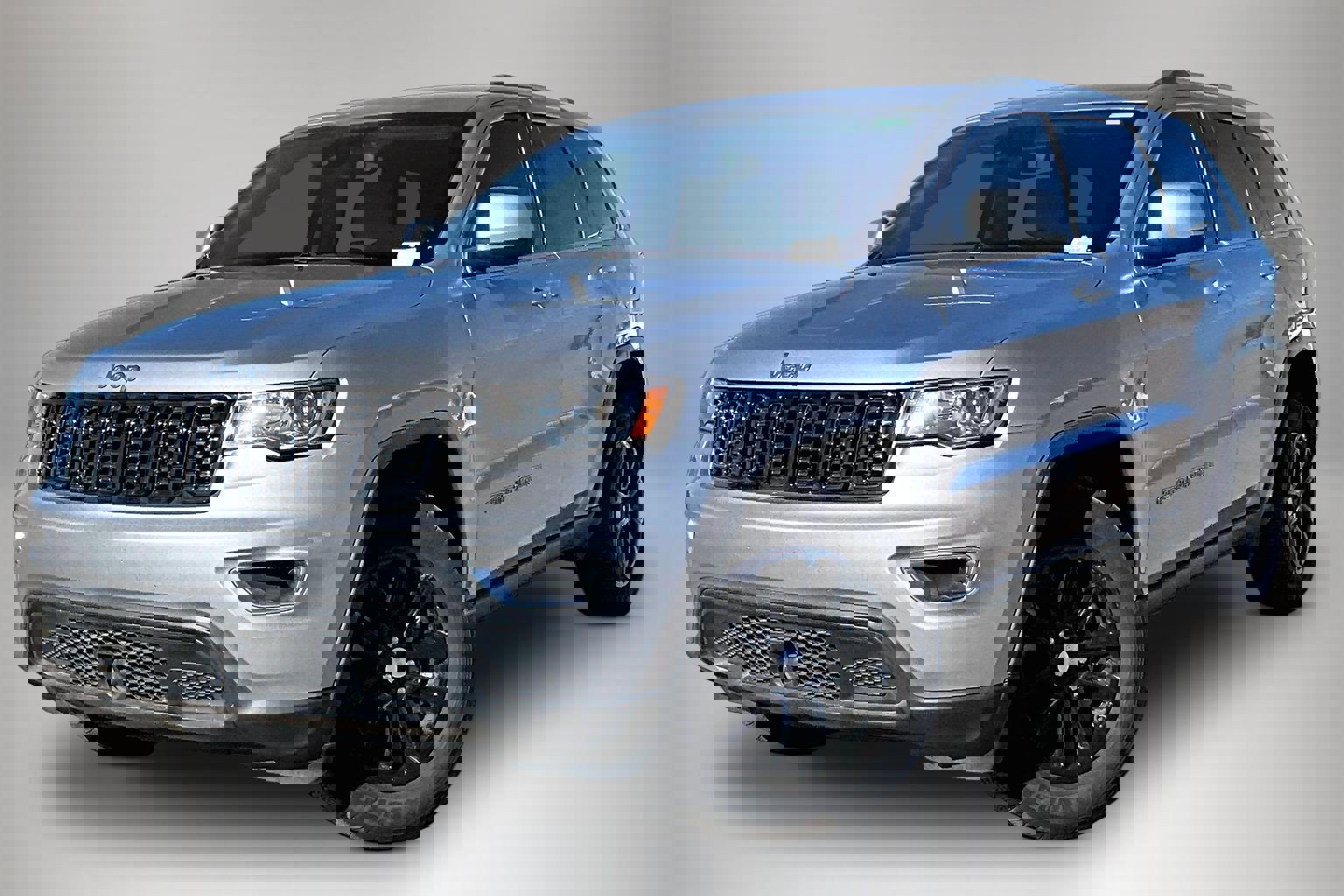 Used 2021 Jeep Grand Cherokee Laredo image 3