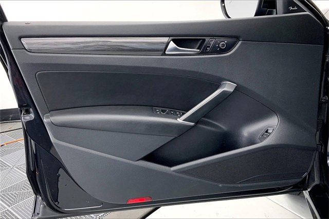 Used 2022 Volkswagen Passat 2.0T R-Line image 23