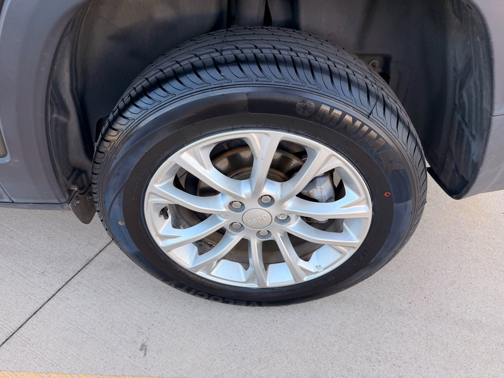 Used 2019 Jeep Cherokee Latitude w/ Popular Appearance Group image 31