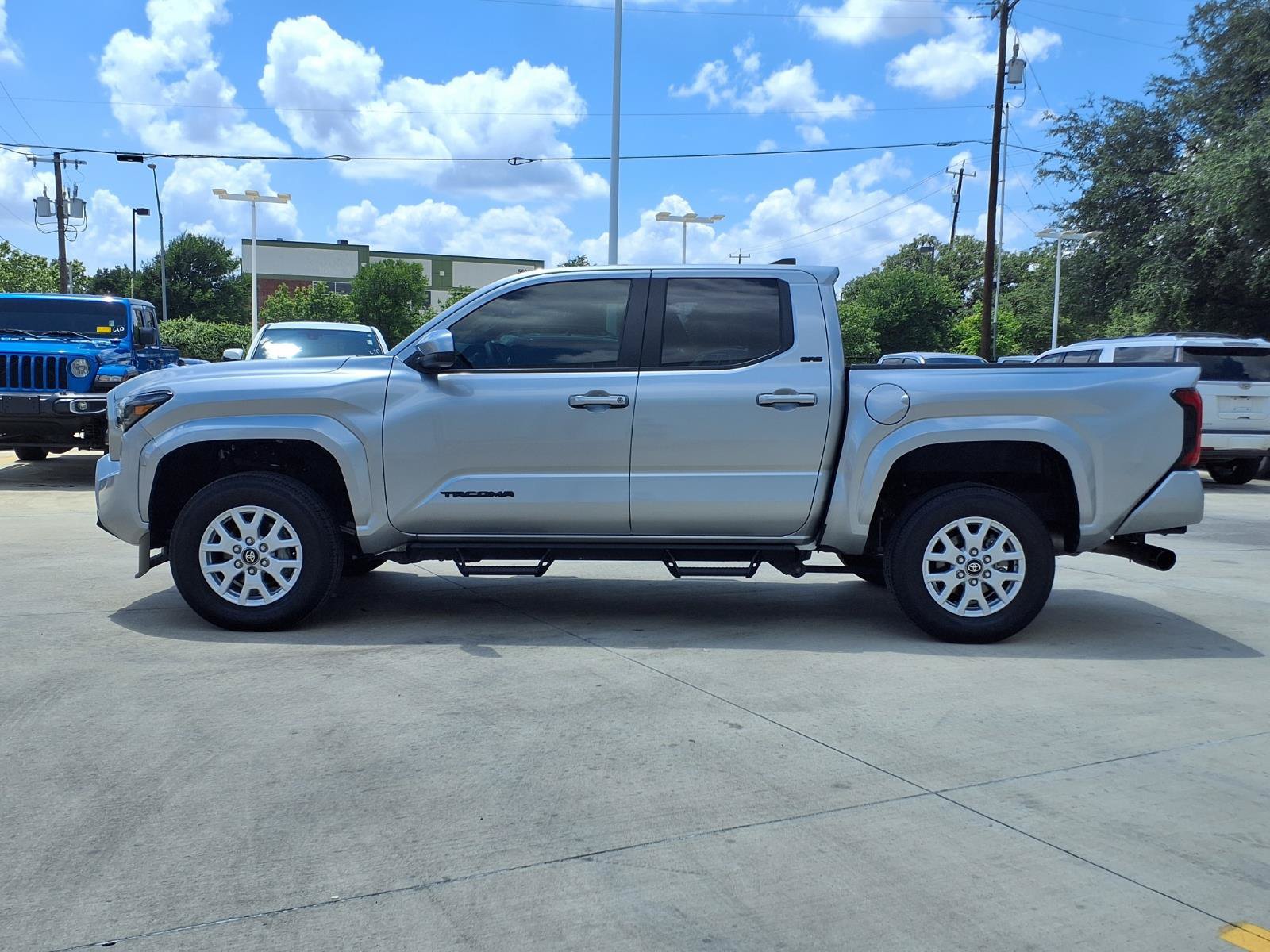 Certified 2025 Toyota Tacoma SR5 AWD/4WD image 8