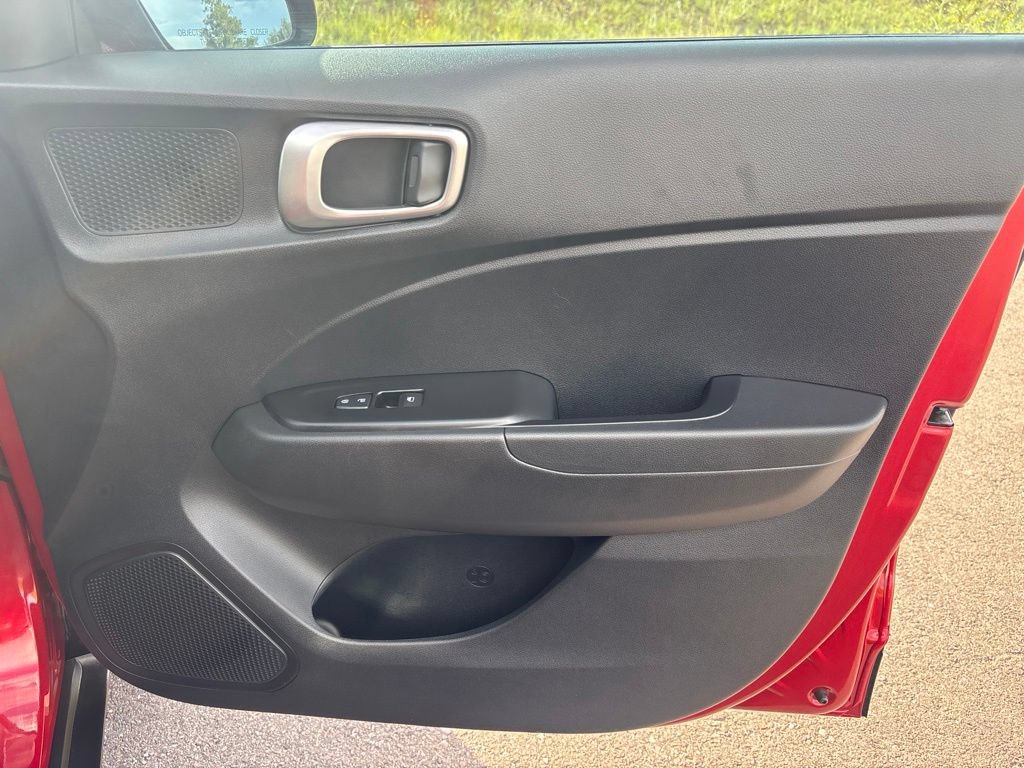 Used 2025 Hyundai Venue SE FWD image 20