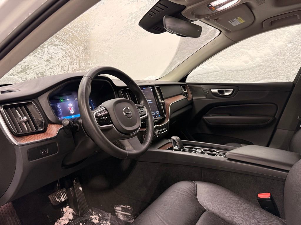 Used 2023 Volvo XC60 B5 Plus image 11