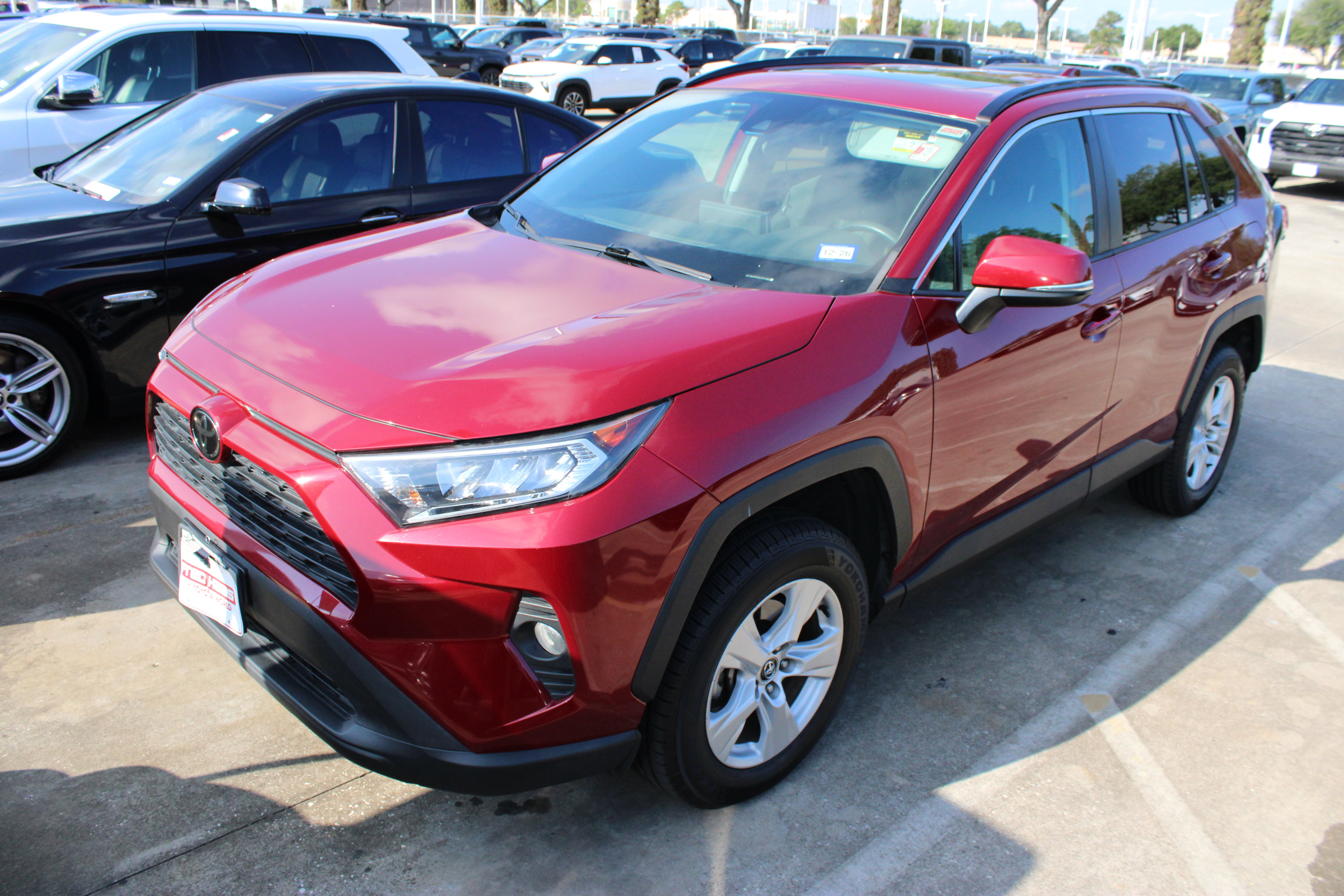Used 2020 Toyota RAV4 XLE w/ Convenience Package FWD image 4