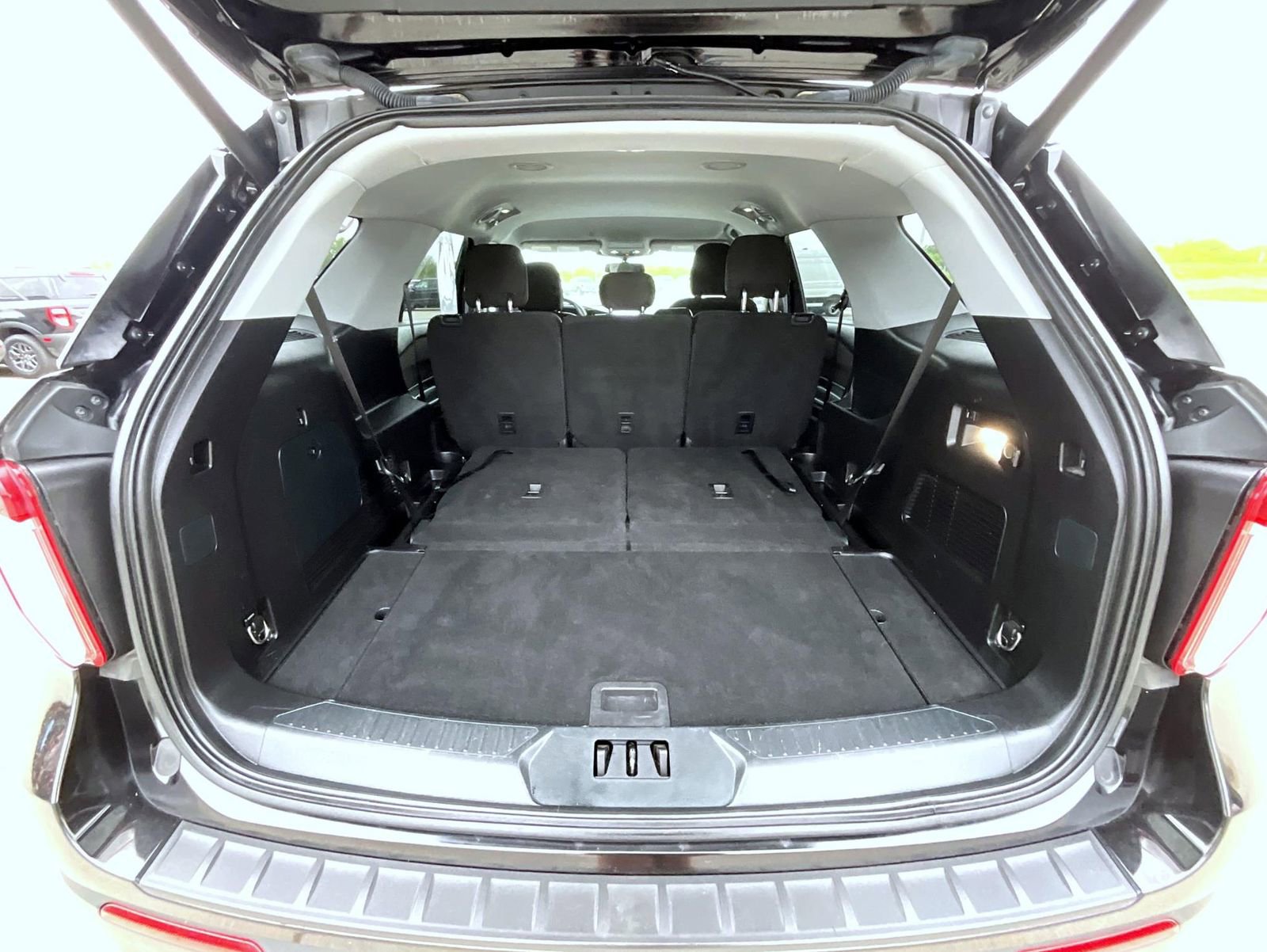 Used 2020 Ford Explorer XLT AWD/4WD image 26