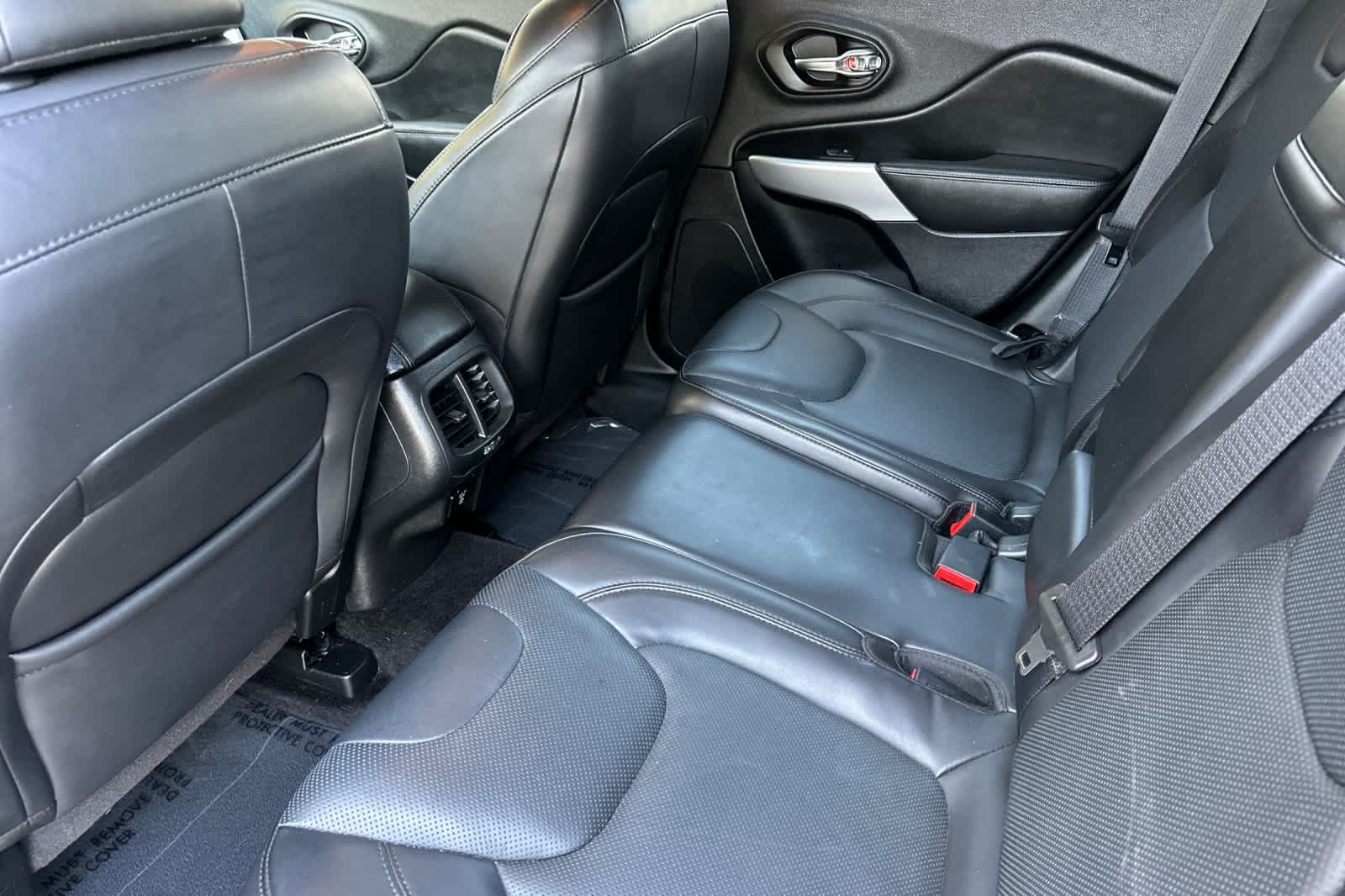 Used 2018 Jeep Cherokee Overland AWD/4WD image 4