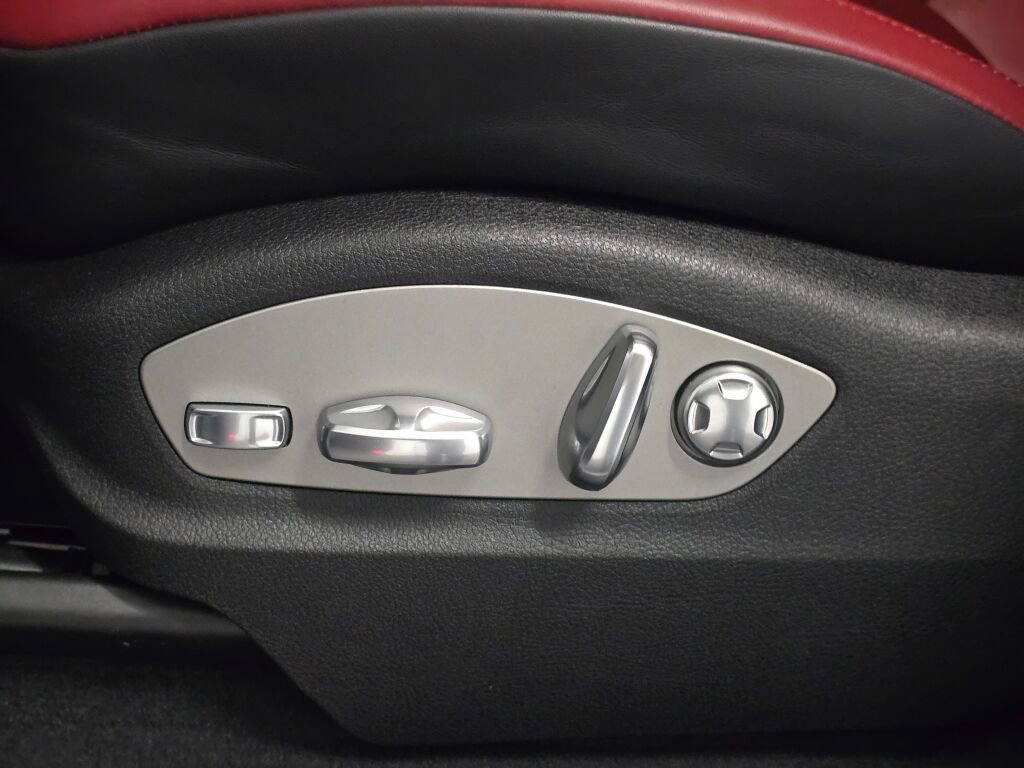 Certified 2025 Porsche Macan image 37