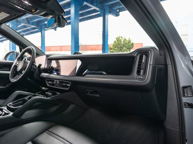 Certified 2025 Porsche Cayenne Coupe image 36