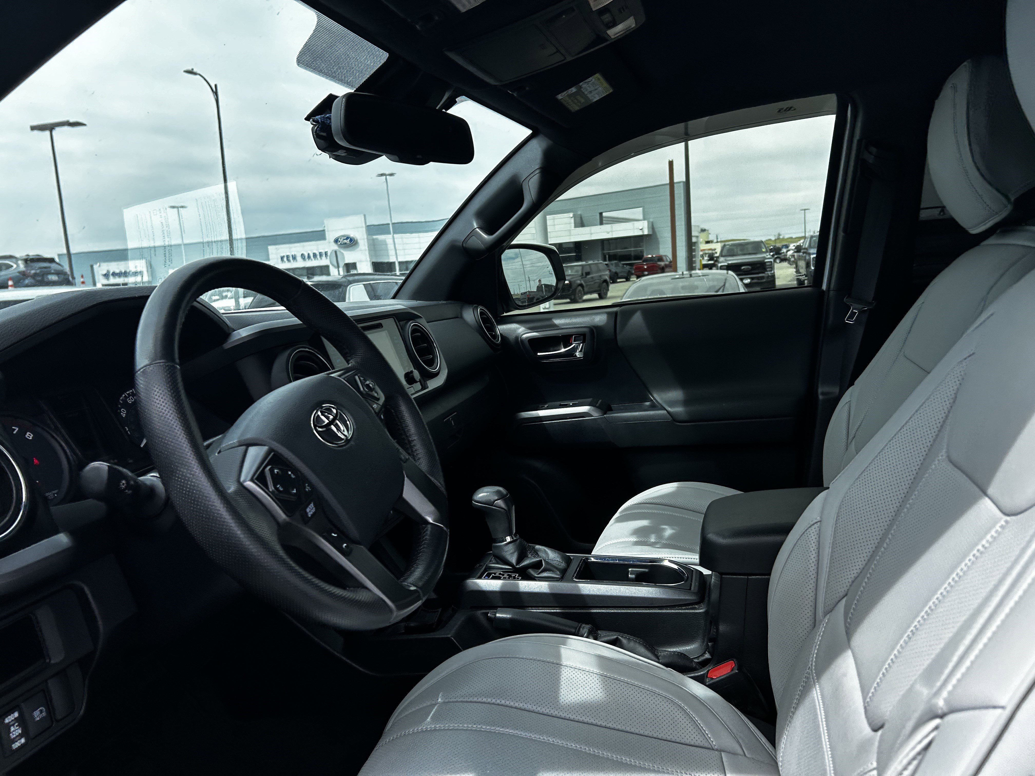 Used 2018 Toyota Tacoma TRD Sport w/ Technology Package image 9