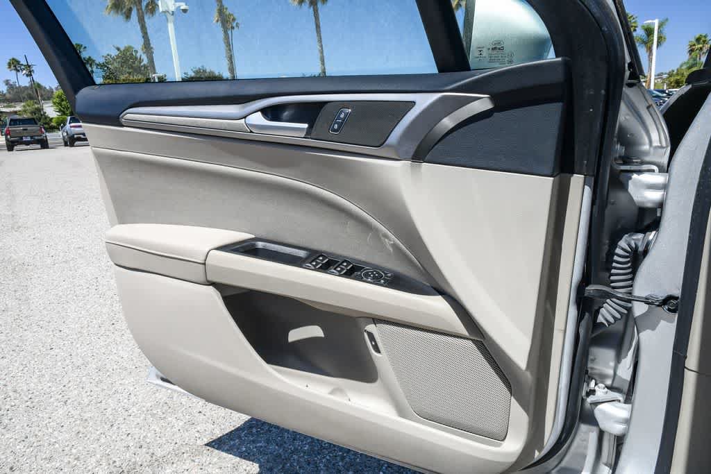 Used 2019 Ford Fusion SE FWD image 24