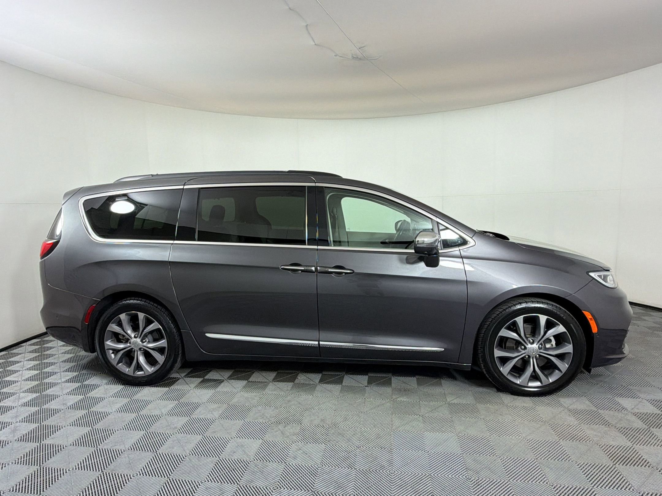Used 2022 Chrysler Pacifica Limited FWD image 9